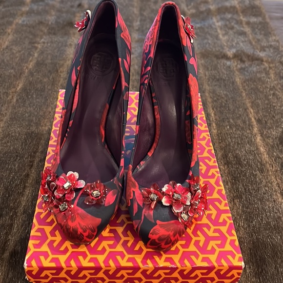 HP 9/30🔥🔥Tory Burch satin wedges. Amazing dimensional detail. Almost new. - Picture 10 of 17